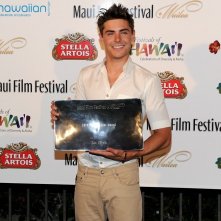 Maui Film Festival 2010 Zac Efron Con Il Premio Ricevuto 166422