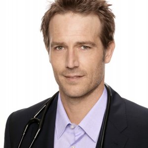 Michael Vartan in una immagine promozionale della stagione 2 di Hawthorne