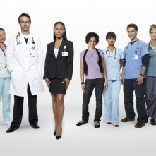 Un'immagine promozionale del cast della stagione 2 di Hawthorne