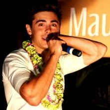 Zac Efron Al Maui Film Festival Con Una Collana Floreale 166423