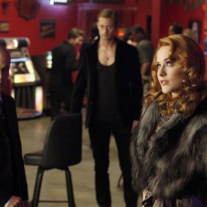 Zeljko Ivanek, Alexander Skarsgard ed Evan Rachel Wood nell'episodio Bad Blood di True Blood