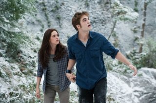 Belle (K. Stewart) assieme a Edward (R. Pattinson) in una tesa sequenza di The Twilight Saga: Eclipse