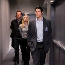 Brandon Routh seguito da Yvonne Strahovski e Adam Baldwin nell'episodio Chuck Versus the Subway