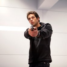 Chuck (Zachary Levi) armato di pistola in: Chuck Versus the Subway
