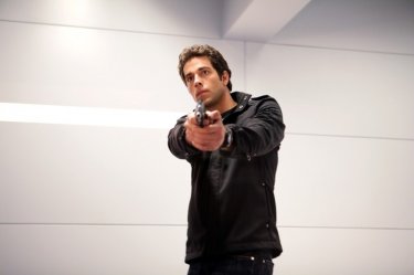 Chuck (Zachary Levi) armato di pistola in: Chuck Versus the Subway