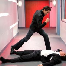 Chuck (Zachary Levi) stende un avversario nell'episodio Chuck Versus the Subway