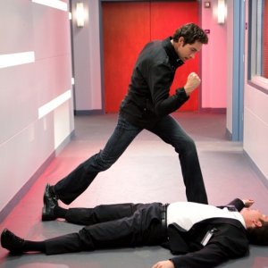 Chuck (Zachary Levi) stende un avversario nell'episodio Chuck Versus the Subway