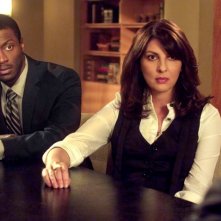 Gina Bellman ed Aldis Hodge in una scena dell'episodio The Jailhouse Job di Leverage