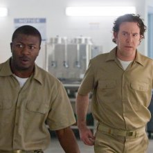 Timothy Hutton ed Aldis Hodge nell'episodio The Jailhouse Job di Leverage