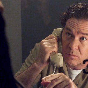 Timothy Hutton in una scena dell'episodio The Jailhouse Job di Leverage