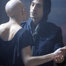 Adrien Brody e Delphine Chanéac in una scena del film Splice