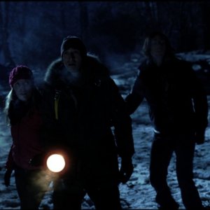 Adrien Brody e Sarah Polley in una scena notturna del film Splice