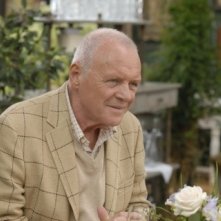 Anthony Hopkins nel film You Will Meet a Tall Dark Stranger