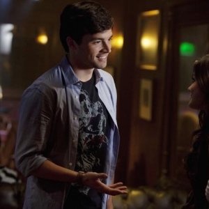 Ian Harding in una scena dell'episodio Reality Bites Me di Pretty Little Liars