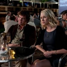 Josh Brolin e Naomi Watts in You Will Meet a Tall Dark Stranger