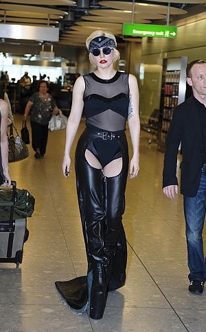 Le Sue Amate Platform La Tradiscono E Lady Gaga Casca All Aeroporto Di Heathrow Davanti A Tutti 166813