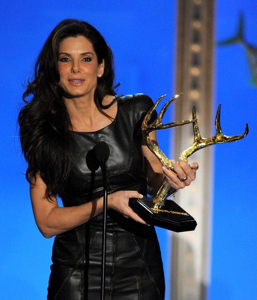 Sandra Bullock Riceve Un Premio Al Guys Choice Awards 2010 L Attrice Ha Ironizzato Sulla Forma Del Premio Che Indirettamente Sembra Riferirsi Alle Sue Vicissitudini Personali 166796