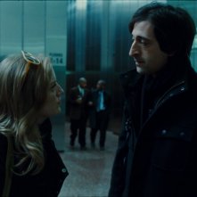 Sarah Polley con Adrien Brody in una sequenza del film Splice