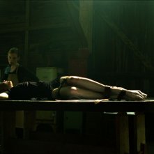 Sarah Polley e Delphine Chanéac in una sequenza del film Splice