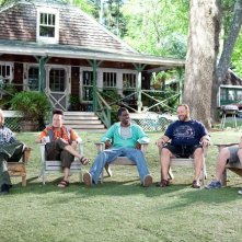 Adam Sandler, Rob Schneider, Kevin James, Chris Rock e David Spade in una scena della commedia Un weekend da bamboccioni