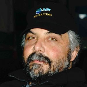 Piero Fontana seduto alla sedia del director