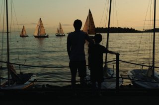 Zac Efron e Charlie Tahan in un'immagine del film Charlie St. Cloud
