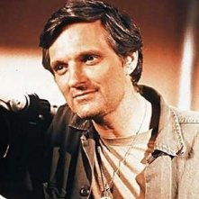 Alan Alda impersona il Capitano Benjamin Franklin 'Occhio di Falco' Pierce in M.A.S.H.