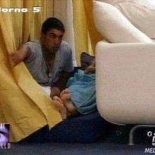 Durante la prima edizione del GF, Pietro e Cristina cercano riparo dall'occhio indiscreto delle telecamere.