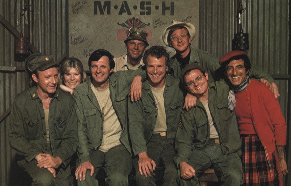 Foto di gruppo con i protagonisti di M.A.S.H.