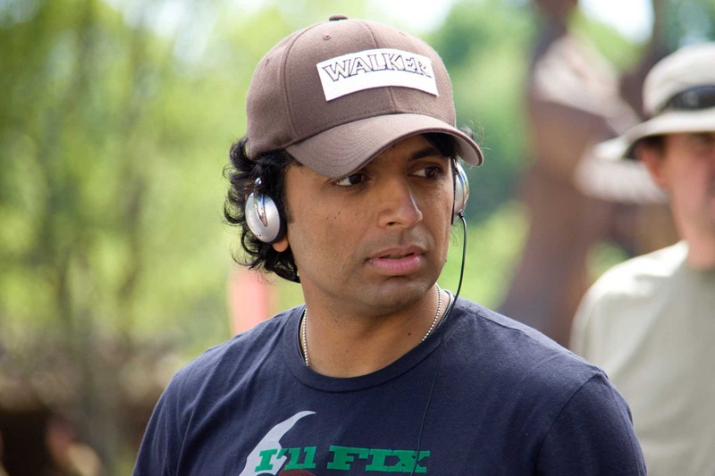 Primo piano di M. Night Shyamalan sul set di The Last Airbender