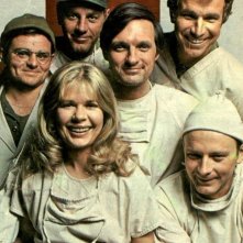 Le star di M.A.S.H. posano per una foto promozionale