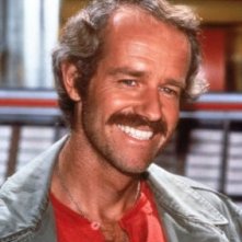 Mike Farrell nel ruolo del capitano B. J. Hunnicutt della serie M.A.S.H.