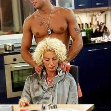 Pietro Taricone abbraccia Cristina Plevani durante la prima edizione del Grande Fratello che li vide protagonisti.