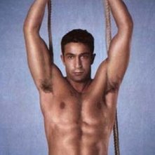 Pietro Taricone in un'immagine sexy che mette in risalto il suo fisico muscoloso