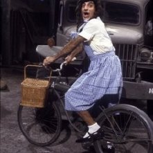 Una buffa immagine di Jamie Farr nel ruolo di Klinger in M.A.S.H.