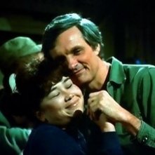 Alan Alda in una scena del telefilm M.A.S.H.