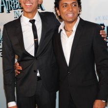 Dev Patel con il regista M. Night Shyamalan alla premiere del film The Last Airbender a New York