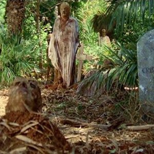 La resurrezione degli zombie in una scena del film Zombi 2