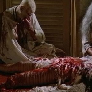Olga Karlatos divorata dagli zombie in una scena splatter del film Zombi 2