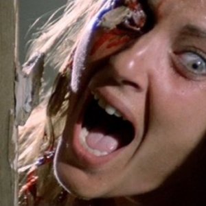 Olga Karlatos in una scena splatter del film Zombi 2