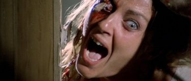 Olga Karlatos in una scena splatter del film Zombi 2