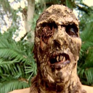 Una inquietante scena del film Zombi 2 di Lucio Fulci