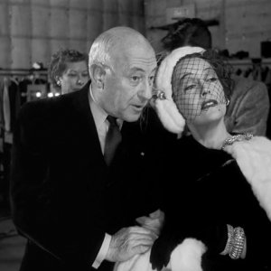 Cecil B. DeMille e Gloria Swanson in una scena del film Viale del tramonto
