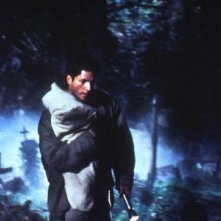 Dale Midkiff in una delle sequenze più suggestive e terrificanti di Cimitero Vivente - Pet Sematary