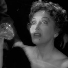 Gloria Swanson è Norma Desmond in una scena del film Viale del tramonto