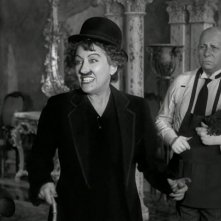 Un'ironica Gloria Swanson con Erich von Stroheim in una scena del film Viale del tramonto