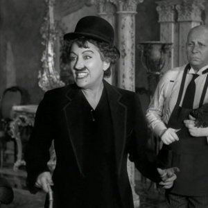 Un'ironica Gloria Swanson con Erich von Stroheim in una scena del film Viale del tramonto