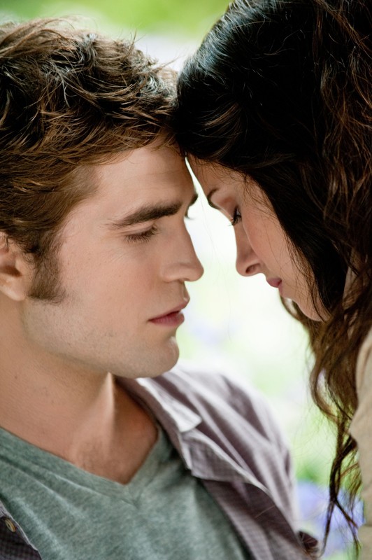 Un Romantico Momento Tra Robert Pattinson E Kristen Stewart Nel Film The Twilight Saga Eclipse 167611