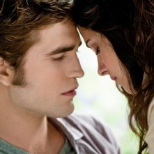 Un romantico momento tra Robert Pattinson e Kristen Stewart nel film The Twilight Saga: Eclipse