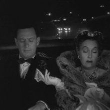 William Holden e Gloria Swanson in una scena del film Viale del tramonto